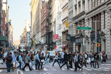 NEW YORK CITY, CIRCA 2018: Kalabalık kalabalık Manhattan, NYC SoHo mahallesindeki Broadway ve Spring Street kavşağında yürüyor.