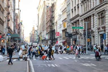 NEW YORK CITY, CIRCA 2018: Kalabalık kalabalık Manhattan, NYC SoHo mahallesindeki Broadway ve Spring Street kavşağında yürüyor.