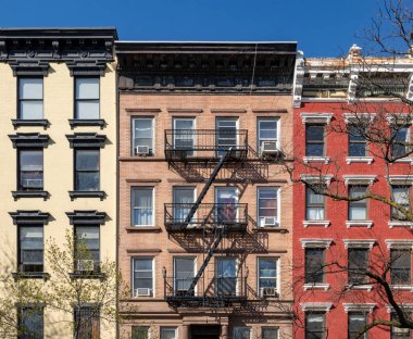New York 'ta Manhattan' ın doğusundaki 10. Cadde 'de renkli eski binalar.