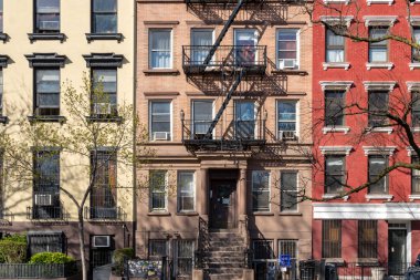 New York 'ta Manhattan' ın doğusundaki 10. Cadde 'de renkli eski binalar.