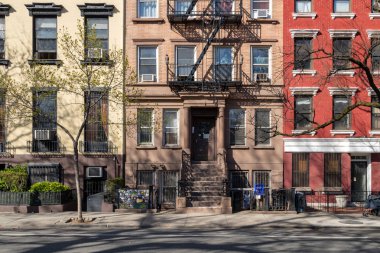 New York 'ta Manhattan' ın doğusundaki 10. Cadde 'de renkli eski binalar.