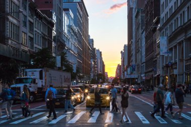 NEW YORK CITY, CIRCA 2018: İnsanlar arka planda renkli bir günbatımı gökyüzü ile Manhattan, New York 'ta 23.