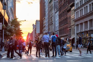 New York City, Circa 2018: Manhattanhenge'den birkaç gün sonra Manhattan, New York'ta akşam gün batımının fotoğraflarını çekmek için 23.