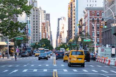 NEW YORK CITY - CIRCA 2018: New York 'ta Manhattan' ın Doğu Köyü 'nde 3. Cadde boyunca trafik sıkışık. 