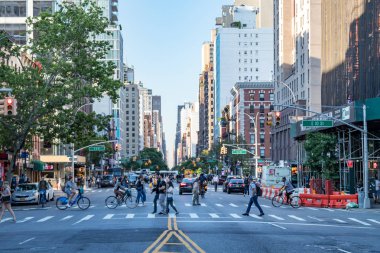 NEW YORK CITY - CIRCA 2018: Kalabalık New York 'ta Manhattan' ın East Village mahallesindeki 3. Cadde 'deki kalabalık kavşaklardan geçiyor