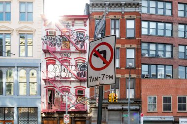 New York City, Circa 2018: Manhattan, New York'taki Canal Street'te grafiti ile kaplı terk edilmiş bir binada güneş ışığı parlıyor