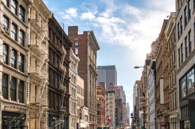 Güneş ışığı Soho Broadway boyunca binalarda parlar, New York City Nyc