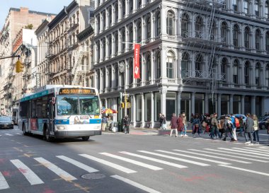 New York City, Circa 2018: Manhattan Nyc Soho mahallede Broadway ve Broome Street yoğun kavşak üzerinden bir şehir otobüsü sürücüler.