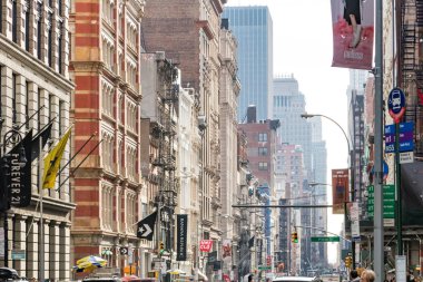 New York City, Circa 2018: Broadway ve Prince Street'in kalabalık kaldırımları Manhattan Nyc'nin Soho semtinde yoğun.