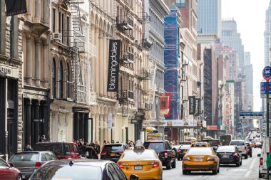 NEW YORK CITY, CIRCA 2018: Manhattan, NYC 'de yoğun bir günde kalabalık Soho kaldırımlarında yürürken Broadway' de trafik sürüyor.
