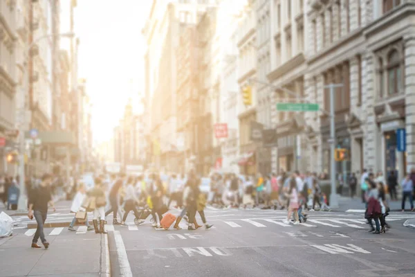 Ocupadas Multitudes Caminan Través Intersección Broadway Spring Street Barrio Soho — Foto de Stock