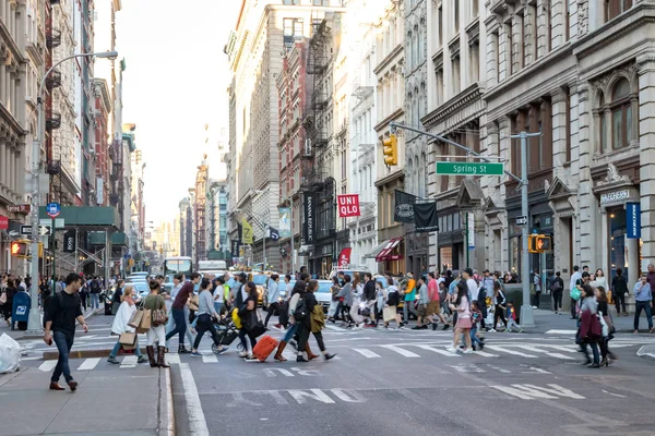 Nova Cidade Iorque Circa 2018 Multidões Pessoas Passeiam Pela Interseção — Fotografia de Stock