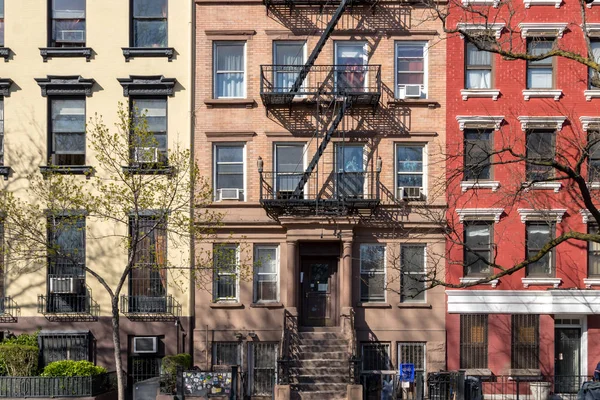 New York 'ta Manhattan' ın doğusundaki 10. Cadde 'de renkli eski binalar.