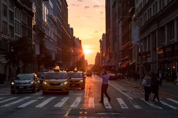 New York Circa 2018 ニューヨーク市マンハッタンの夕日の写真を撮るために23丁目の交差点の真ん中に立つ男 — ストック写真