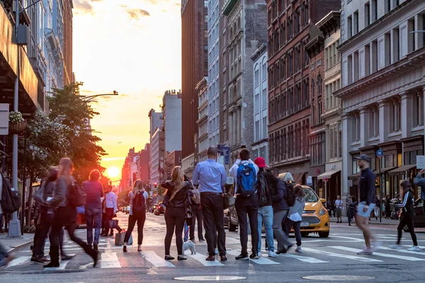 Nueva York City Circa 2018 Multitud Personas Reúnen Una Intersección — Foto de Stock