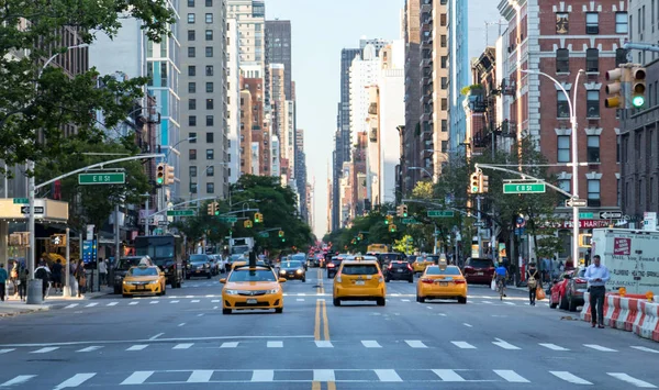 Нью Йорк Circa 2018 Жёлтые Такси Едут Авеню Районе Ист — стоковое фото