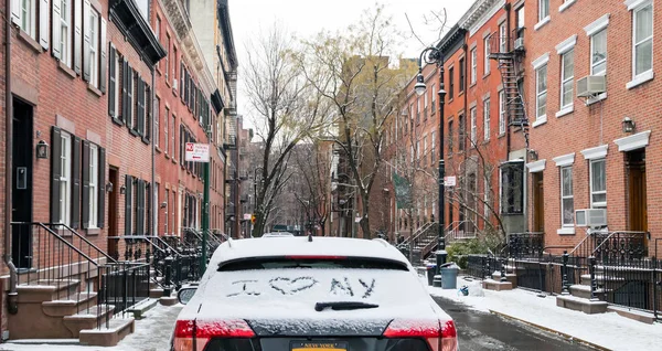 Love Written Snow Car Parked Greenwich Village Neighborhood Manhattan Winter — Stock Photo, Image