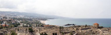 Byblos antik kalıntıların panoramik görünümü, Akdeniz boyunca Lübnan