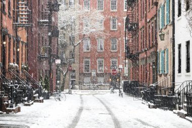 New York 'un Greenwich Village mahallesindeki Gay Caddesi' nde karlı kış sahnesi