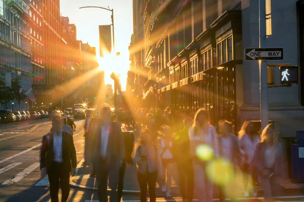 Une Foule Personnes Floues Traversant Une Intersection Animée Sur Avenue — Photo