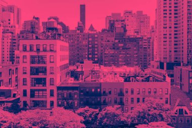 Manhattan 'ın merkezindeki tarihi binaların yukarıdan görünüşü pembe ve mavi renkli örtülü.