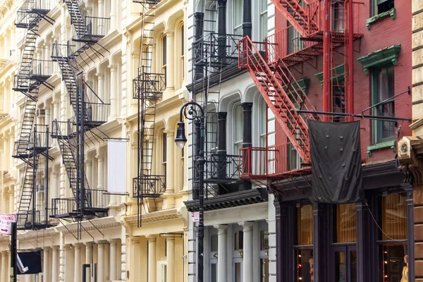 Rząd Kolorowych Starych Budynków Greene Street Soho Nowy Jork — Zdjęcie stockowe