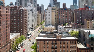 Manhattan, New York, New York 'ta kalabalık sokak manzarasının panoramik genel görünümü