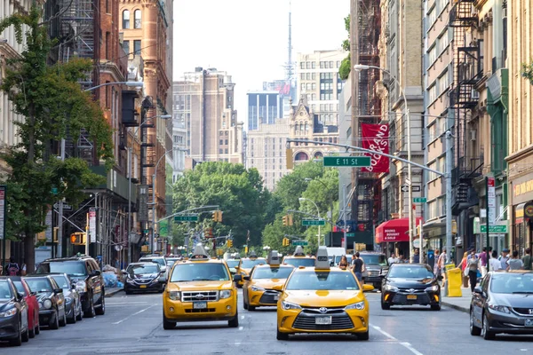 Nova Cidade Iorque 2018 Táxis Descem Pela Broadway Durante Movimentado — Fotografia de Stock