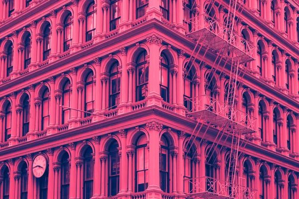 Edificio Estilo Neoyorquino Con Efecto Superposición Rosa Azul —  Fotos de Stock