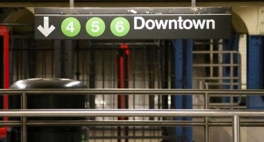 Manhattan'daki Union Square İstasyonu'nda şehir merkezine doğru 456 tren için New York Metro işareti