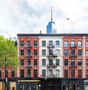 Aşağı Manhattan, New York City Nyc modern çelik gökdelen karşı Tribeca kontrast Duane Caddesi'nde Eski tuğla binalar