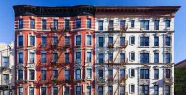 New York City Nyc Manhattan East Village mavi gökyüzü arka plan karşı eski tuğla binanın Panoramik görünümü