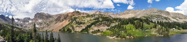 Majestic Panorama View Tranquil Lake Surrounded Trees Colorado Rocky Mountains — Stock Photo, Image