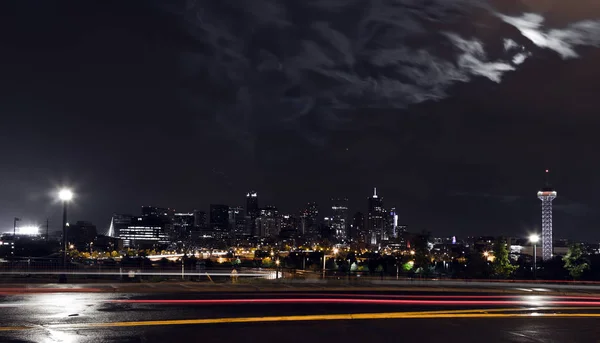 丹佛科罗拉多州市中心天际线的黑暗夜景 带五颜六色的夜灯 — 图库照片
