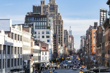 Chelsea, New York City 'deki Highline Park' tan kalabalık kalabalıkla dolu 14. cadde manzaralı.