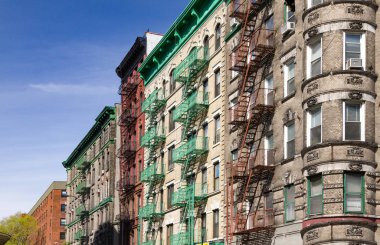 Manhattan, New York Nolita mahallede Mott ve Kenmare Street kesiştiği renkli eski tarihi binalar