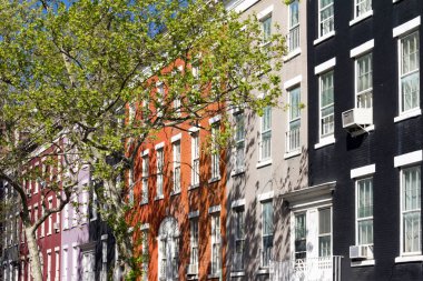 Manhattan, New York 'taki Greenwich Village' da tarihi Macdougal Caddesi 'ndeki renkli binalar bloğu.