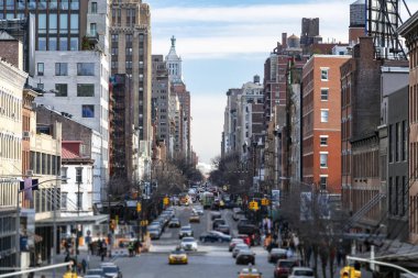 Chelsea Mahallesi 'nde New York' ta kalabalık bir 14. Cadde manzarası.