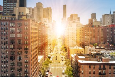 Güneş ışığı ile New York'un havai sokak manzarası 