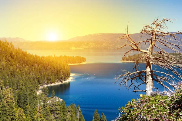 Sunlight świeci na majestatyczny krajobraz górski w jeziorze T — Zdjęcie stockowe