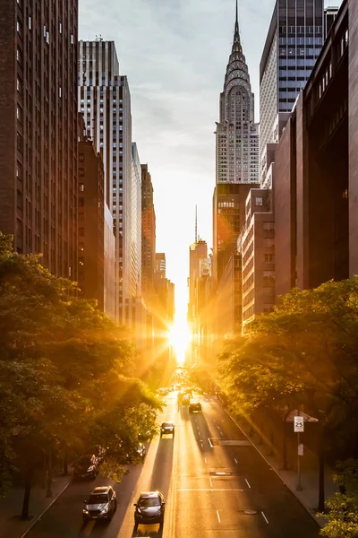 Sonnenuntergang Licht auf die Gebäude und Autos in der 42. Straße in — Stockfoto