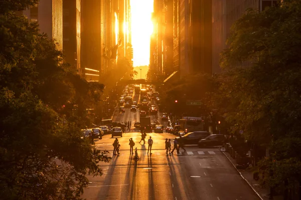 Sugarai ragyogó le a napfény az emberek és a forgalom az i. — Stock Fotó