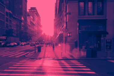 Manhattan, New York 'ta 23. ve 5. caddelerin kesiştiği yerde pembe ve mavi renkli insanlar ve arabalar var.