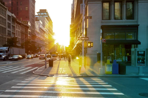 Sunset Utca Sugárút Sarkán Emberekkel Autókkal Manhattanben New York City — Stock Fotó