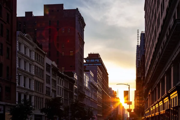 ニューヨーク市マンハッタンの23丁目沿いの建物の間には夕日の光が輝いています — ストック写真