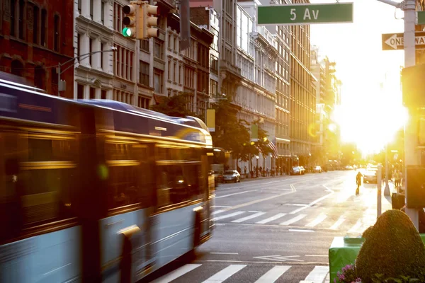 Autobus Nowego Jorku Jadący Przez Skrzyżowanie 23Rd Street 5Th Avenue Zdjęcie Stockowe