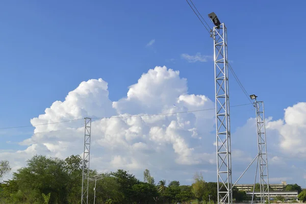 Vista Através Poste Elétrico Abaixo Com Nuvens Céu — Fotografia de Stock