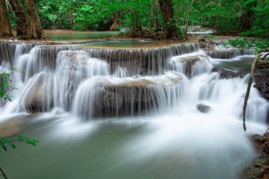 Şelale yağmur ormanında batısında Tayland. Yavaş hız çekim vur. Huai Mae Khamin şelale, Kanchanaburi il.