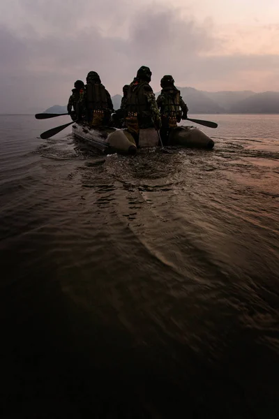 Ομάδα Στρατιωτών Βοήθεια Βάρκα Κουπιά Στόχος Στο Λυκόφως Βουνό Στο — Φωτογραφία Αρχείου