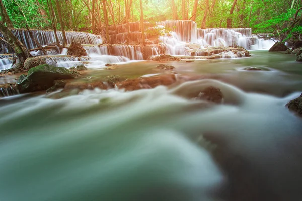 Cachoeira Floresta Tropical Oeste Tailândia Com Luz Solar Laranja Fundo — Fotografia de Stock